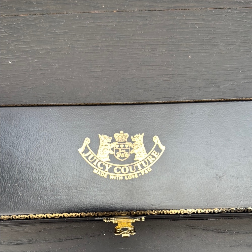 New in box Juicy Couture gold charm bracelet with heart and j charm - Picture 2 of 8
